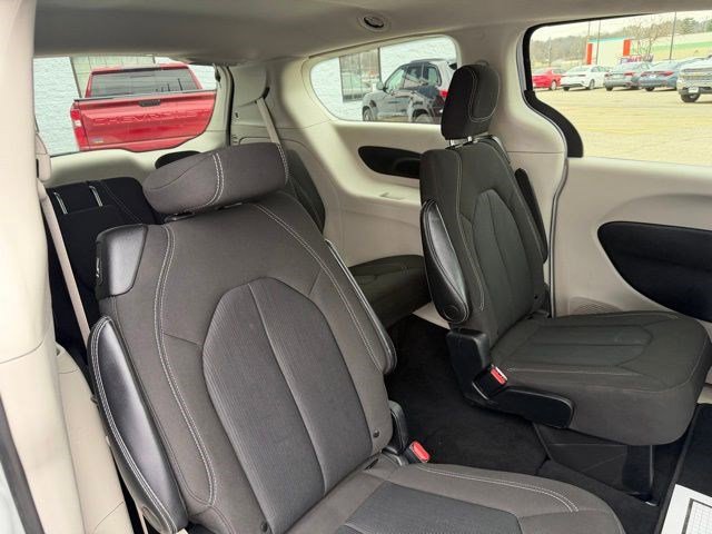 Used 2022 Chrysler Voyager LX FWD image 17