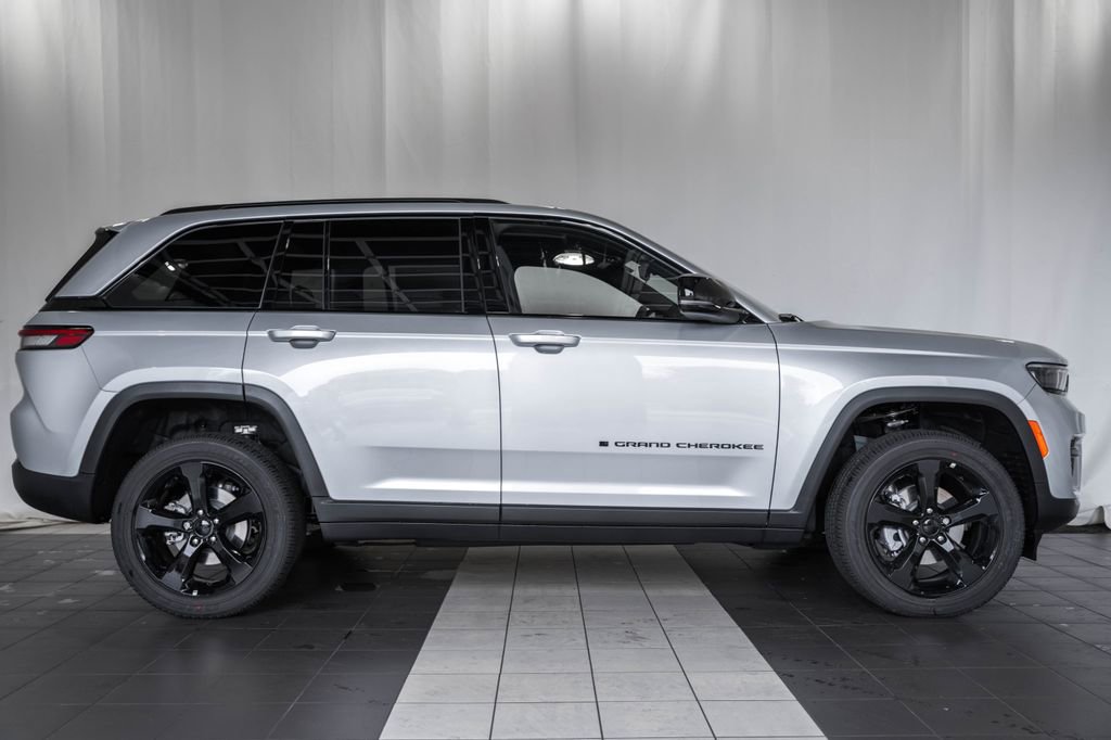 New 2025 Jeep Grand Cherokee Altitude image 3