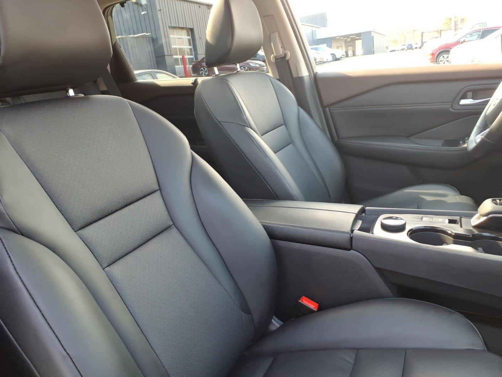 Used 2023 Nissan Rogue SV w/ SV Premium B Package image 25