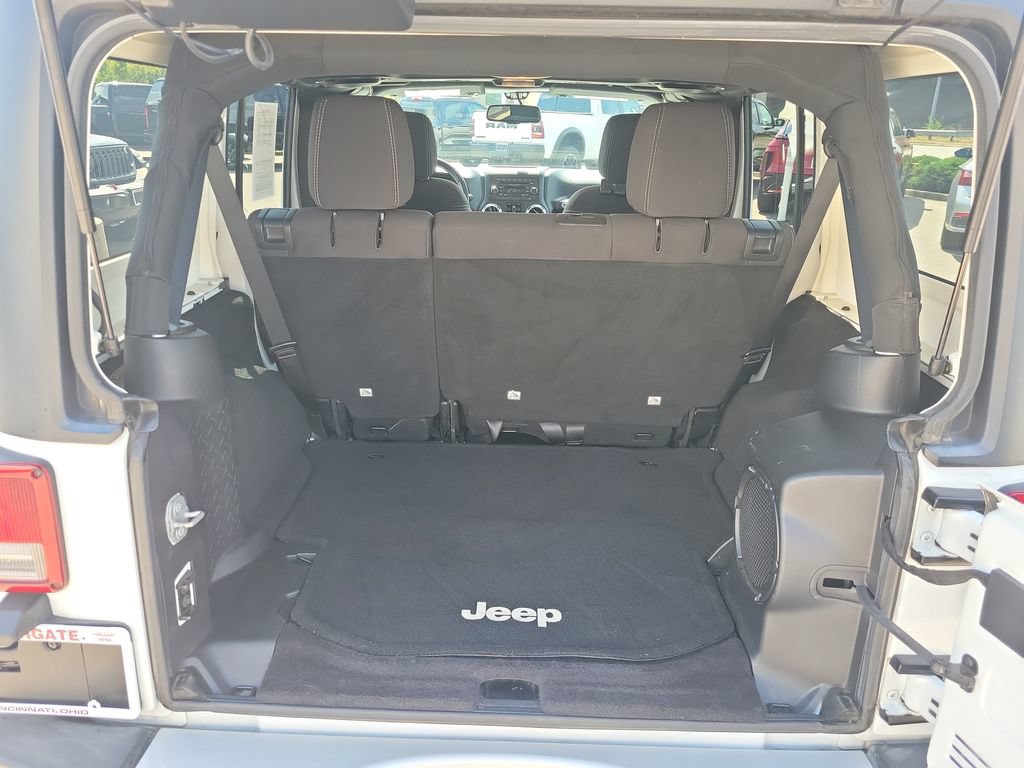Used 2014 Jeep Wrangler Unlimited Sahara w/ Connectivity Group AWD/4WD image 7