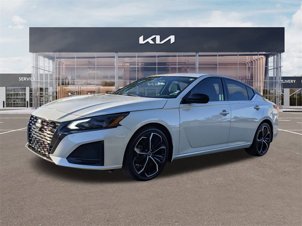 Used 2023 Nissan Altima 2.5 SR w/ SR Premium Package image 6