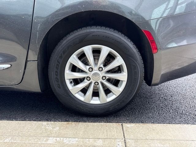 Used 2019 Chrysler Pacifica Touring-L FWD image 10
