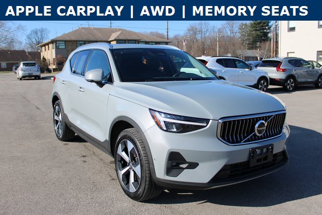 Used 2025 Volvo XC40 B5 Plus image 2