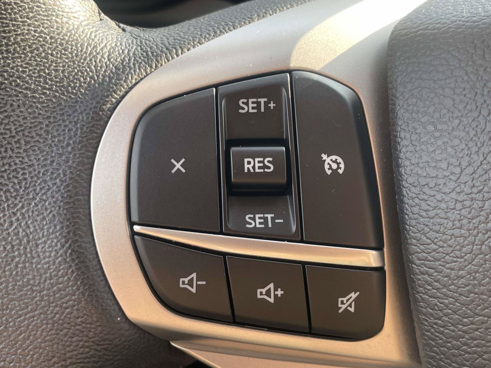 Used 2022 Ford Explorer XLT w/ Equipment Group 202A AWD/4WD image 28