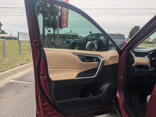 Used 2019 Toyota RAV4 LE FWD image 11
