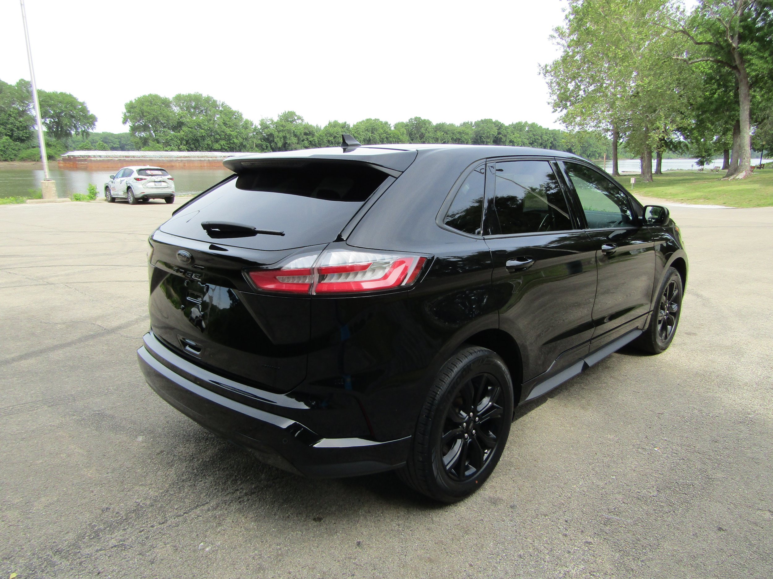 Used 2024 Ford Edge SE w/ Black Appearance Package AWD/4WD image 4