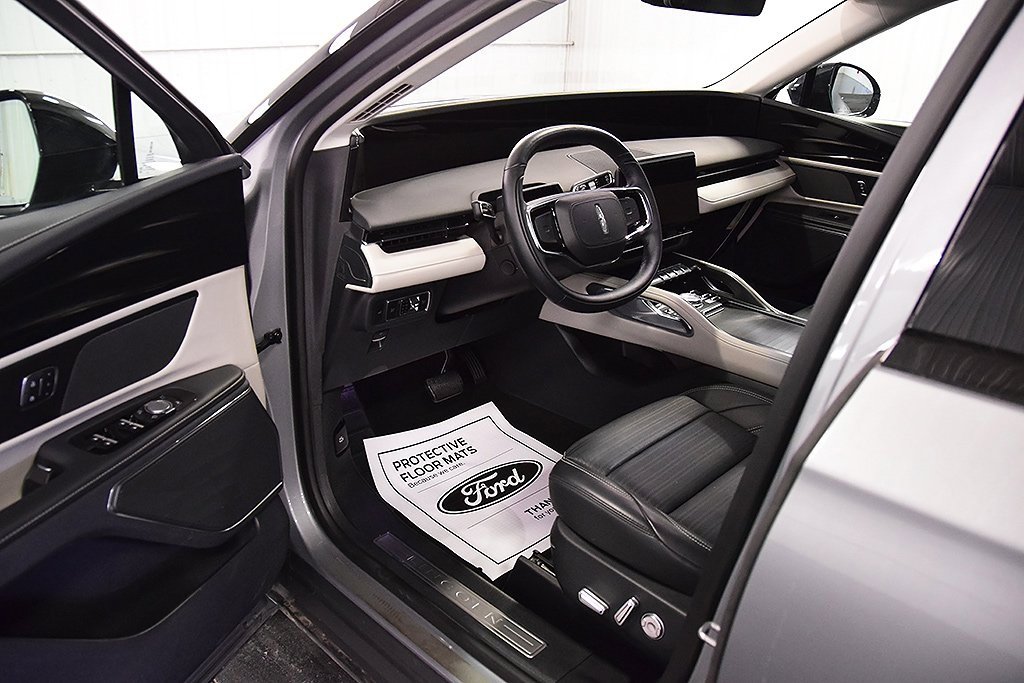 Used 2024 Lincoln Nautilus Reserve image 13