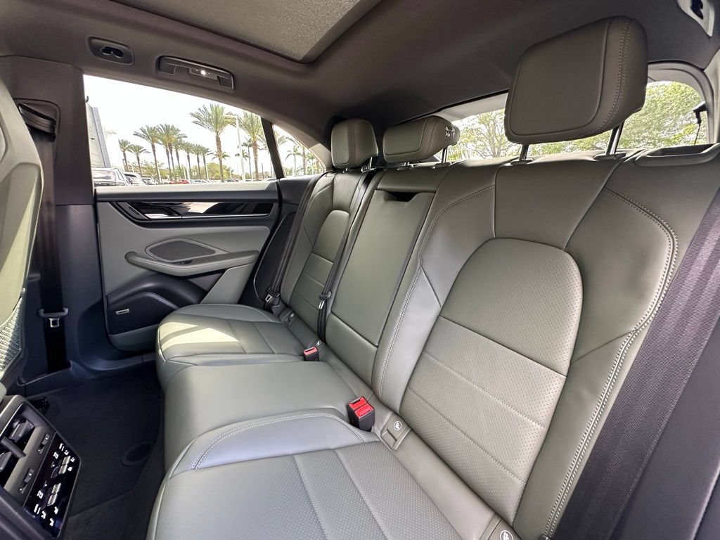 Used 2026 Porsche Macan Electric RWD image 38