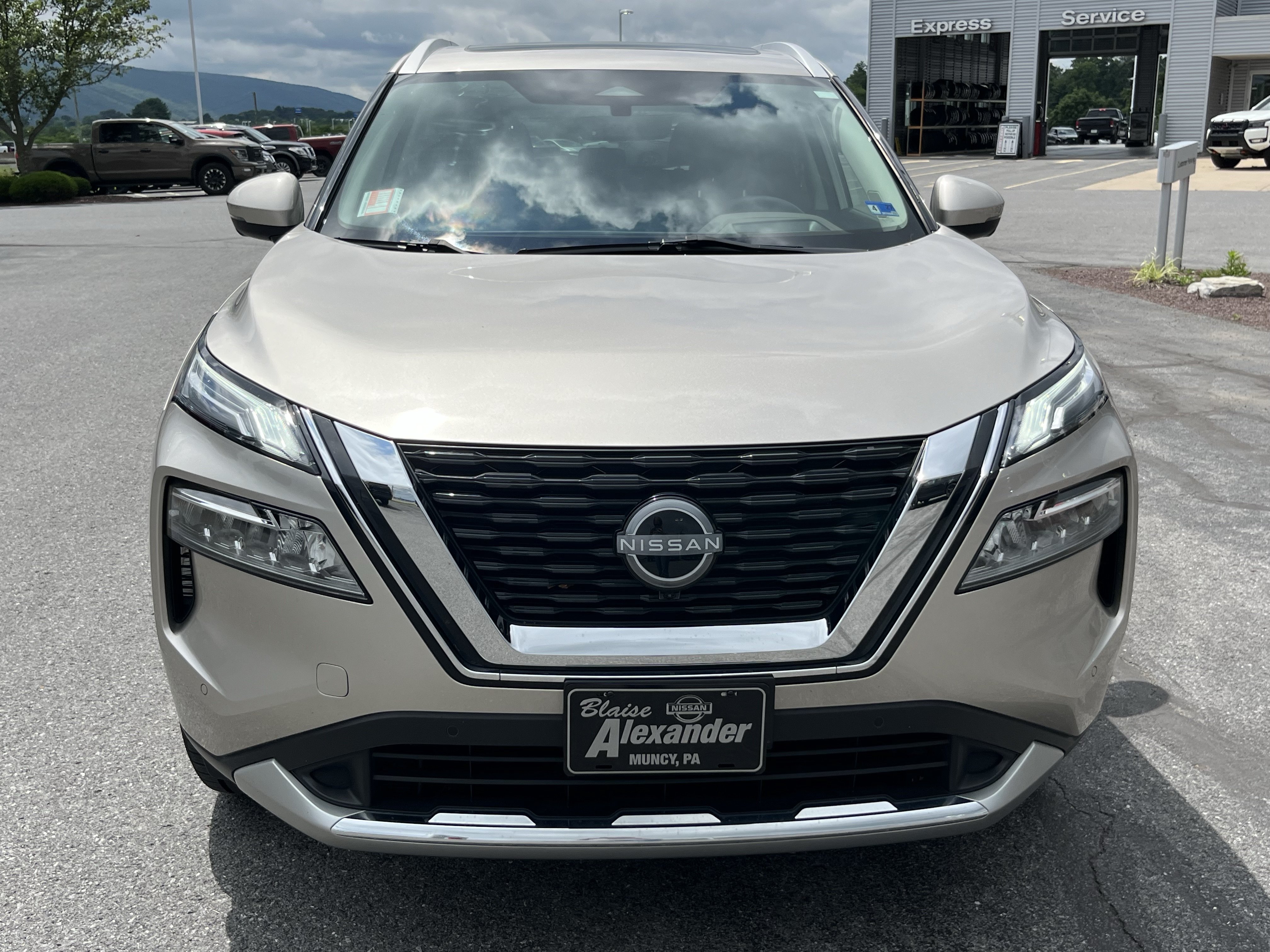 Used 2023 Nissan Rogue Platinum w/ Platinum Premium Package AWD/4WD image 12