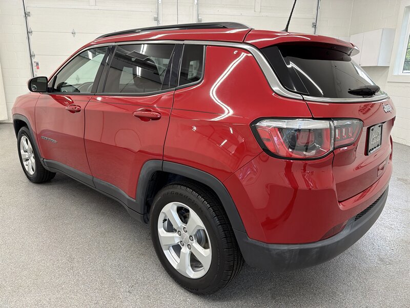 Used 2019 Jeep Compass Latitude w/ Cold Weather Group FWD image 7