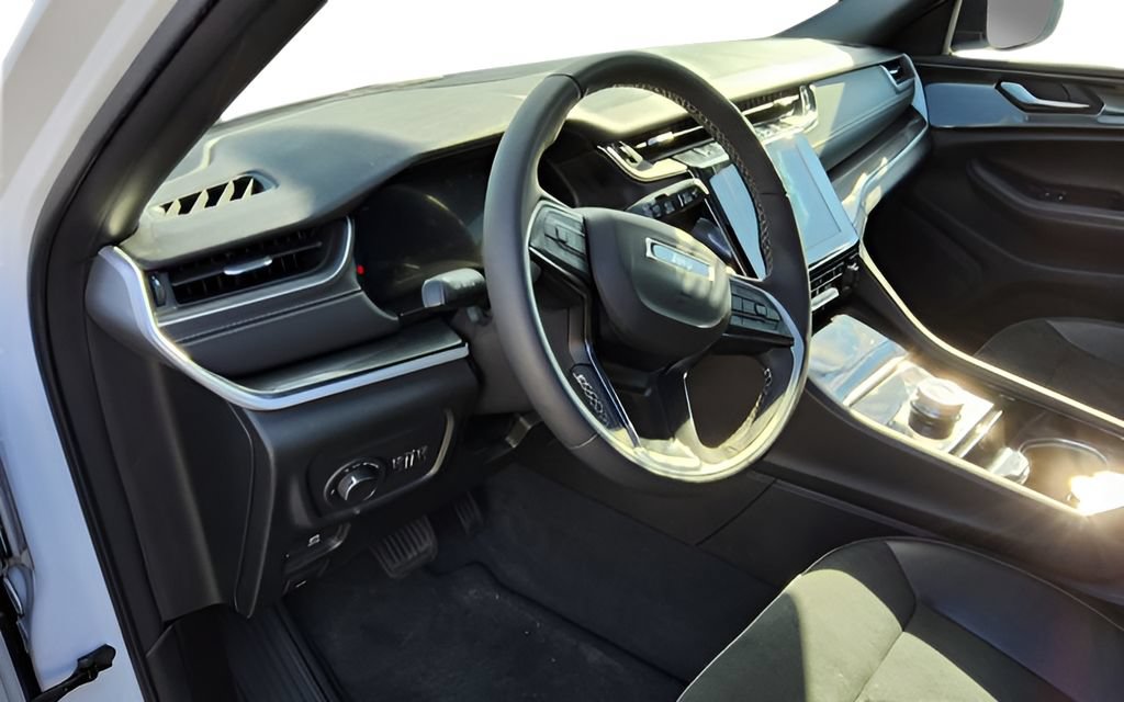 Used 2023 Jeep Grand Cherokee Altitude AWD/4WD image 22