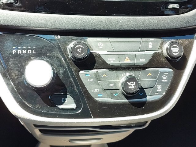 Used 2017 Chrysler Pacifica LX FWD image 24