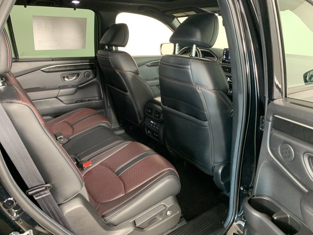 Used 2025 Honda Pilot Black Edition image 41