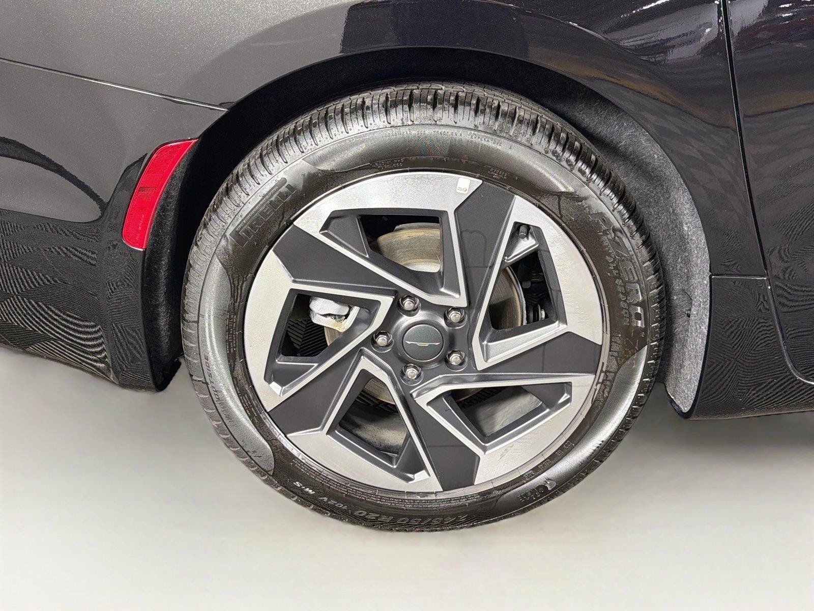 Used 2027 Chrysler Pacifica Limited FWD image 35