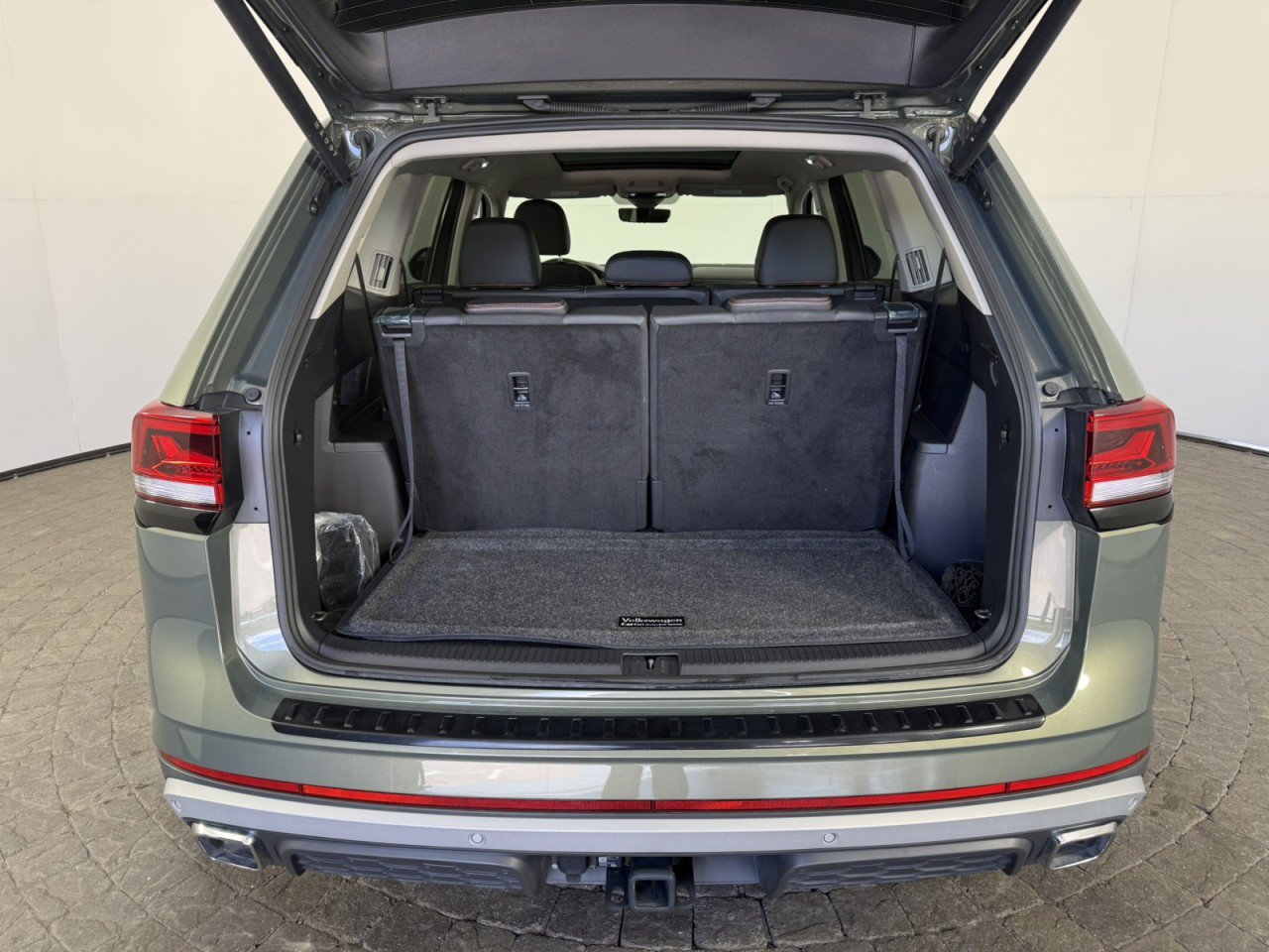 Used 2025 Volkswagen Atlas Peak Edition SE AWD/4WD image 7