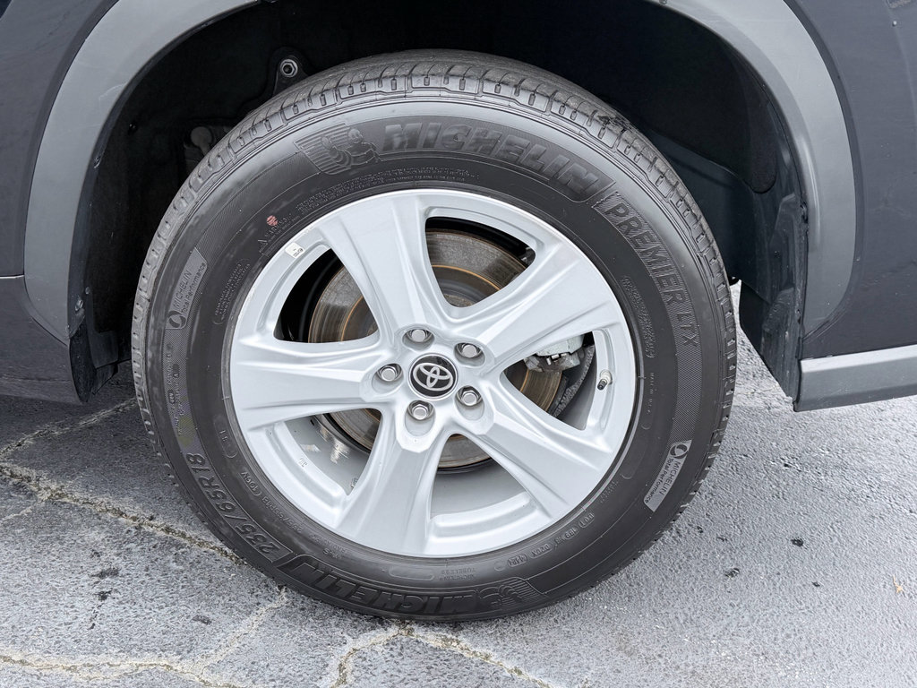 Used 2025 Toyota Highlander LE FWD image 33