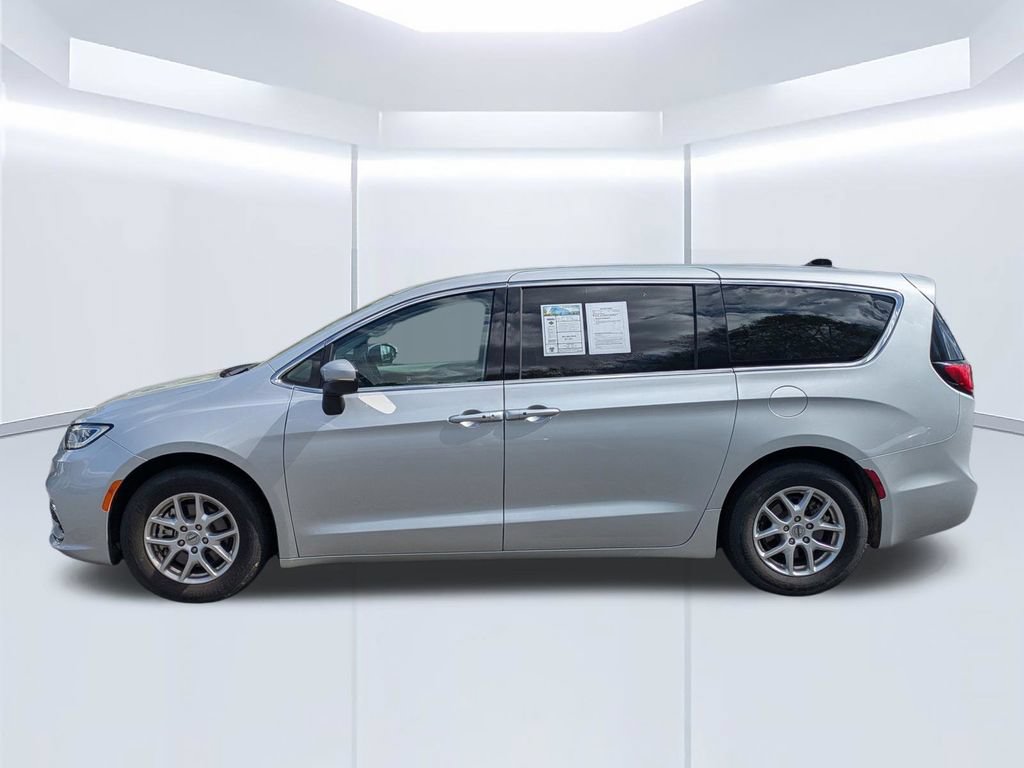 Used 2023 Chrysler Pacifica Touring-L FWD image 5