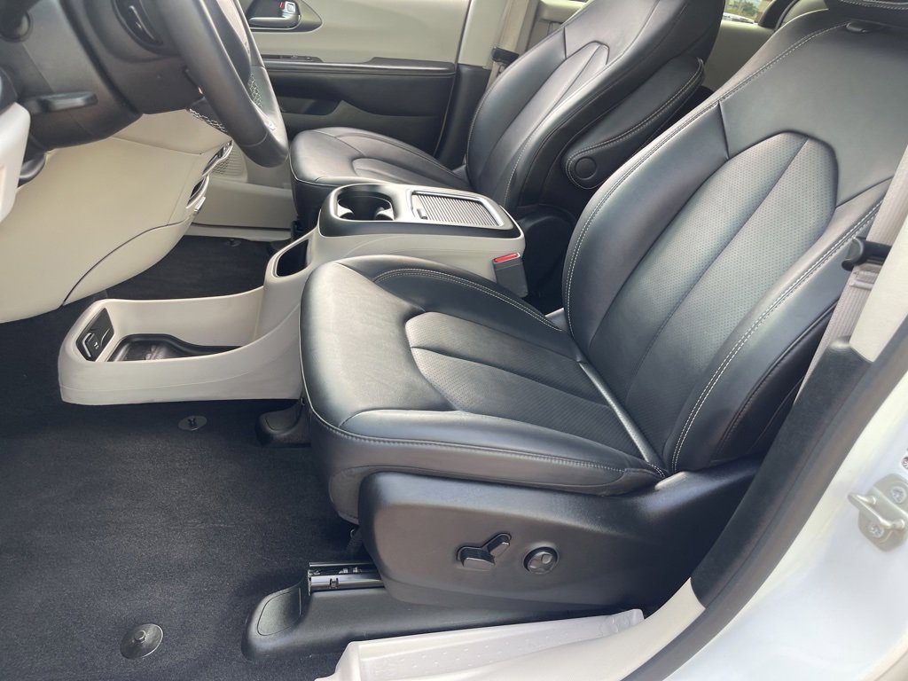 Used 2024 Chrysler Pacifica Select image 9