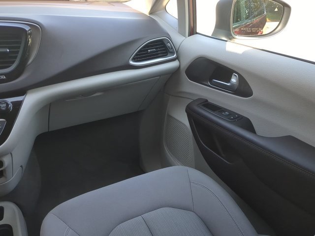 Used 2017 Chrysler Pacifica LX FWD image 16