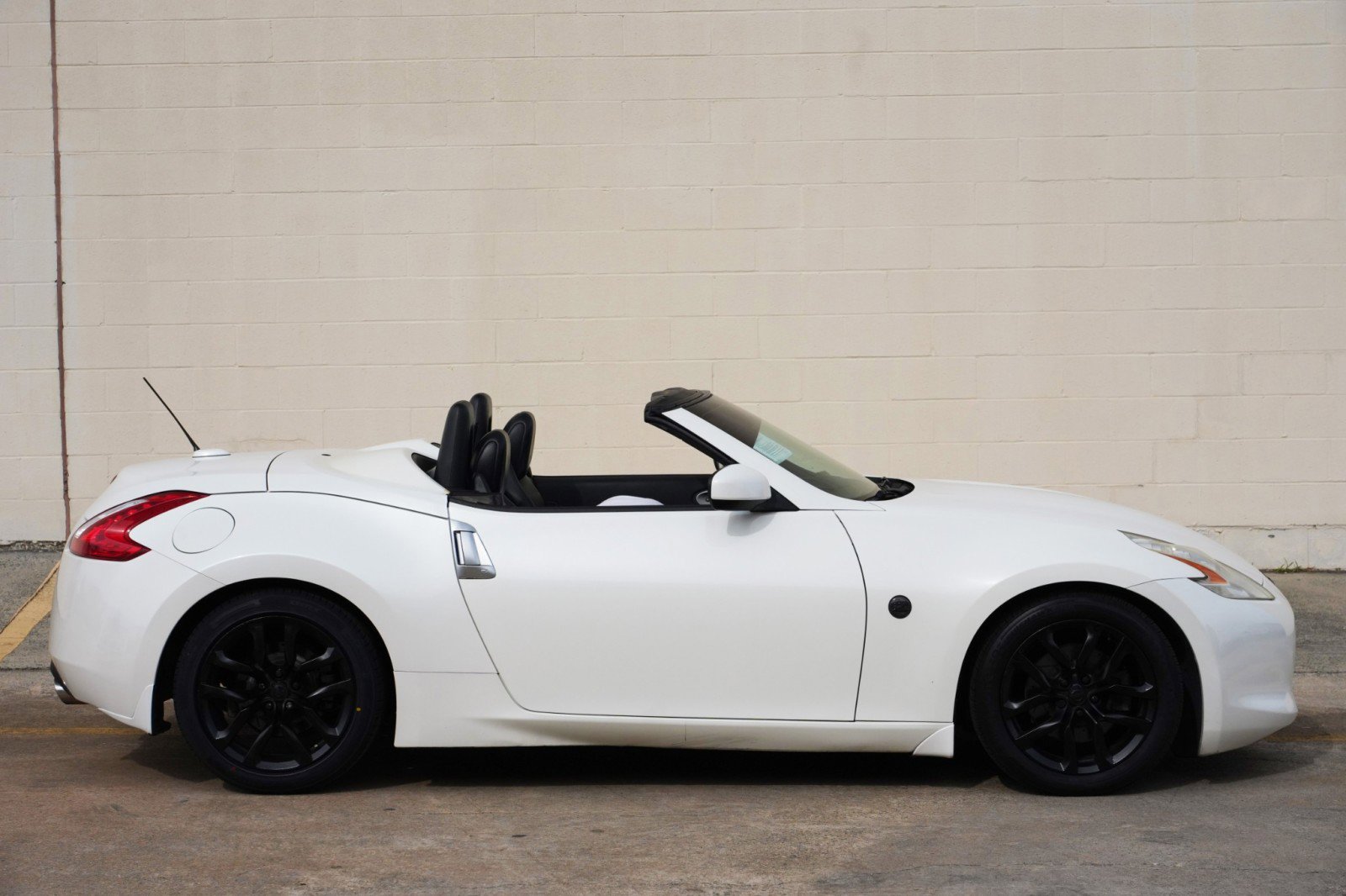 Used 2010 Nissan 370Z Touring RWD image 38