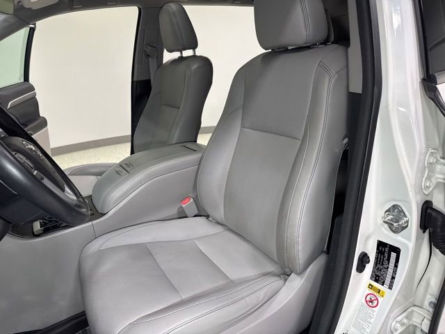 Used 2017 Toyota Highlander Limited FWD image 18