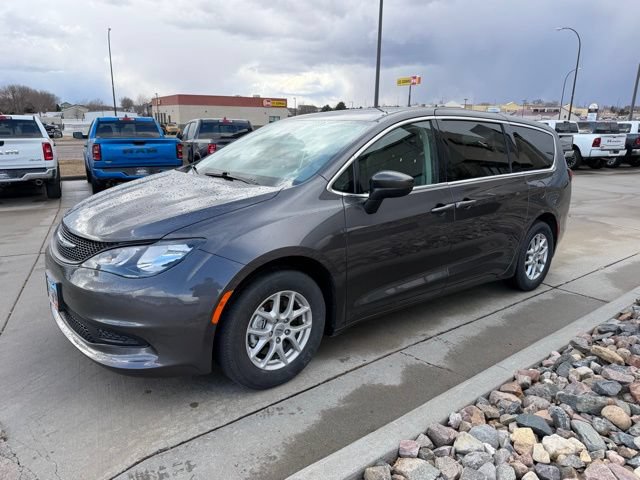 Used 2023 Chrysler Voyager LX FWD image 3