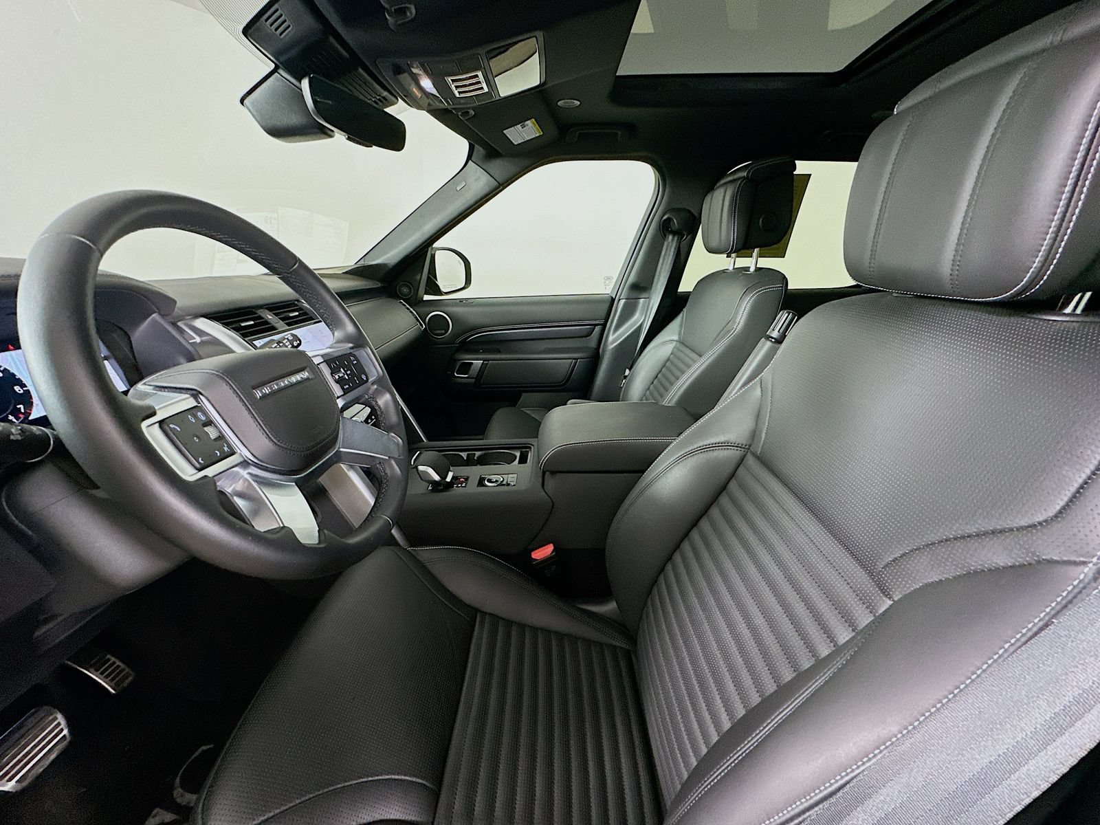 Used 2025 Land Rover Discovery Metropolitan Edition AWD/4WD image 32