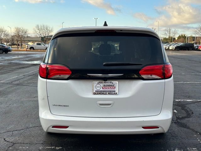 Used 2022 Chrysler Voyager LX FWD image 5