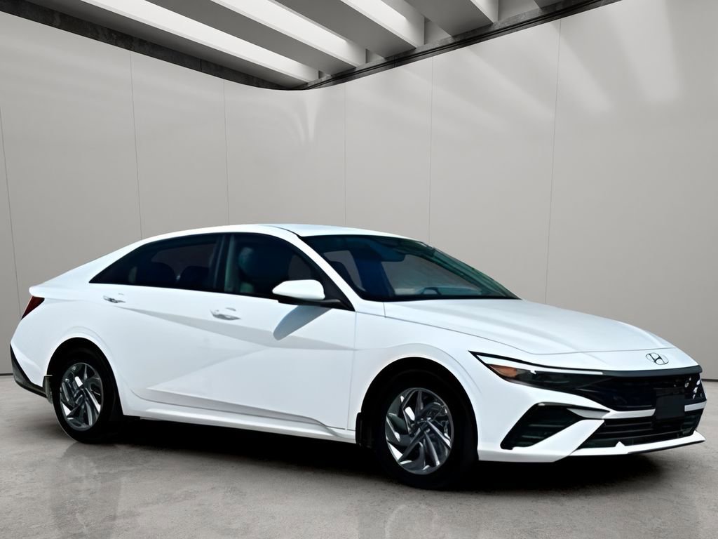 Used 2025 Hyundai Elantra Blue image 14