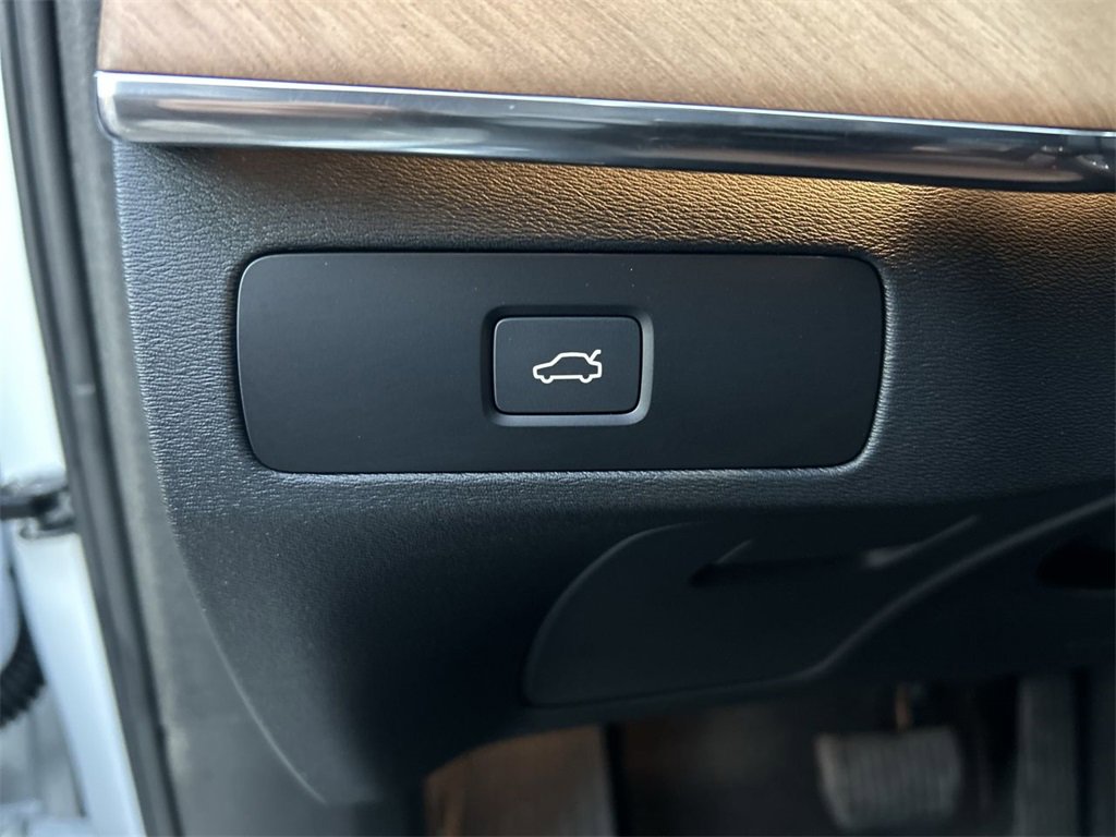 Certified 2024 Volvo XC90 B5 Plus w/ Protection Package Premier image 17