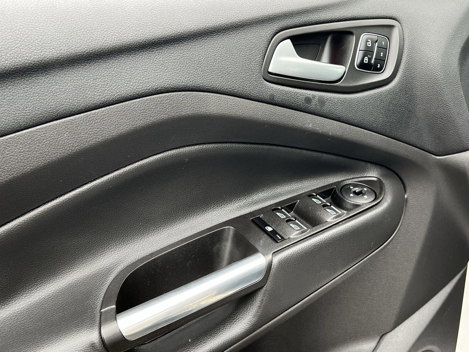 Used 2017 Ford Escape Titanium image 15