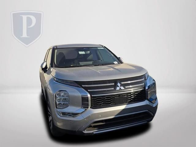 Used 2025 Mitsubishi Outlander SE FWD image 13