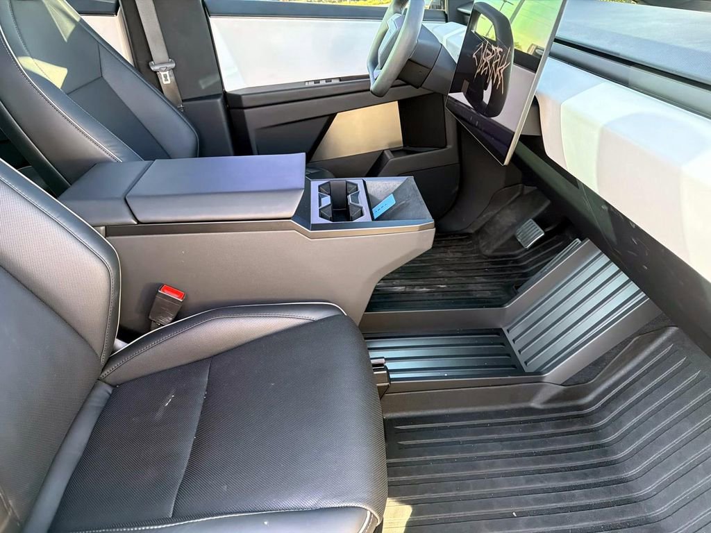 Used 2024 Tesla Cybertruck AWD Crew Cab image 10