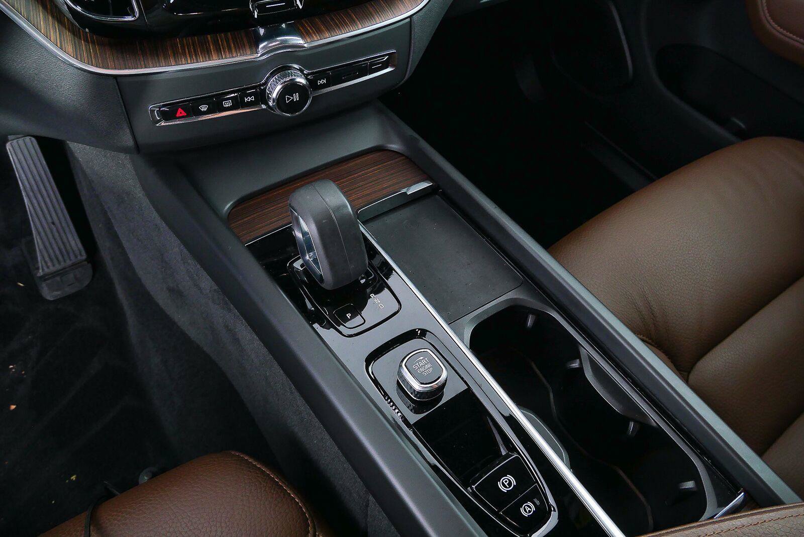 Used 2022 Volvo XC60 B5 Momentum w/ Advanced Package FWD image 14