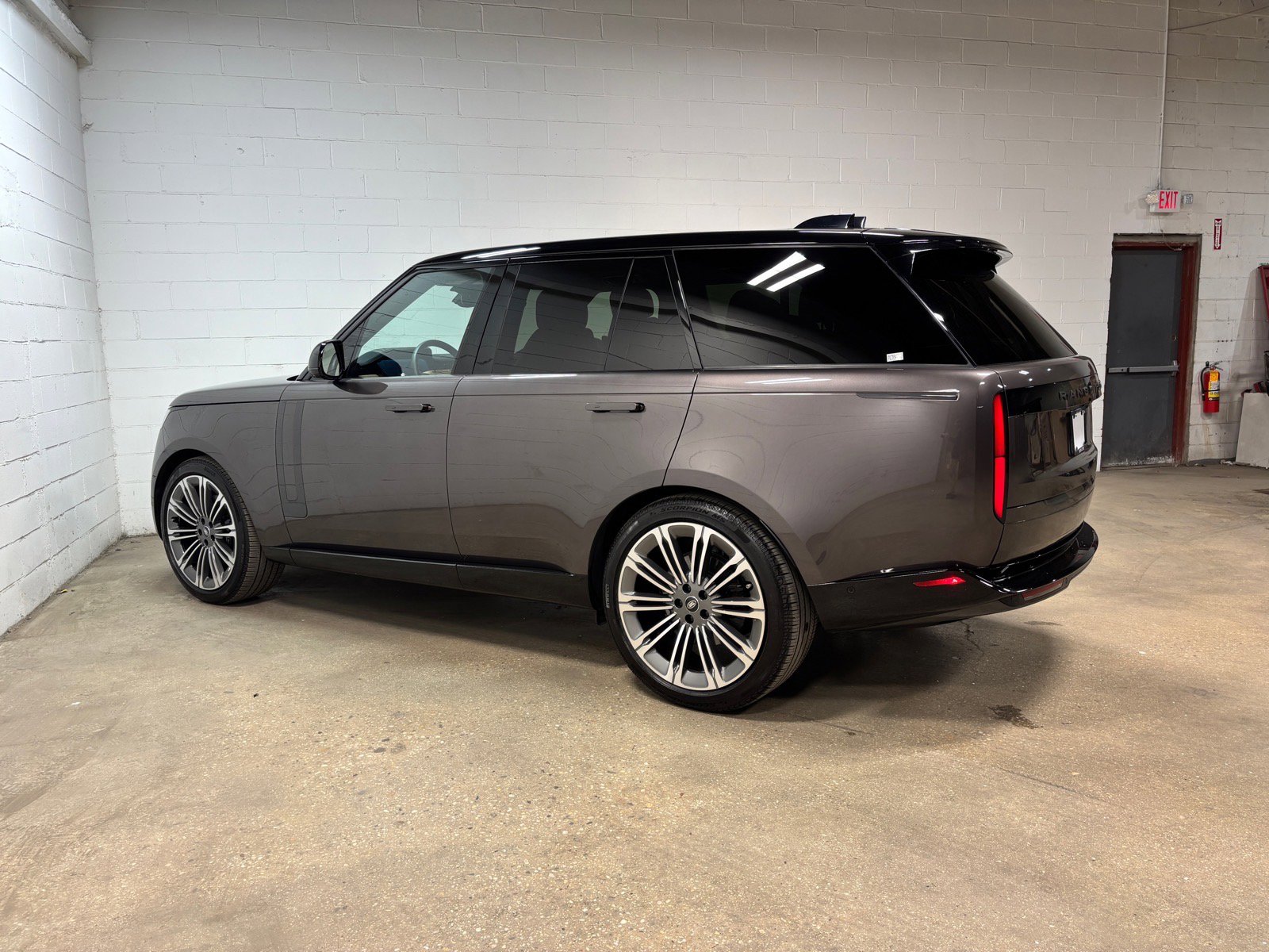 Used 2025 Land Rover Range Rover SE AWD/4WD image 10
