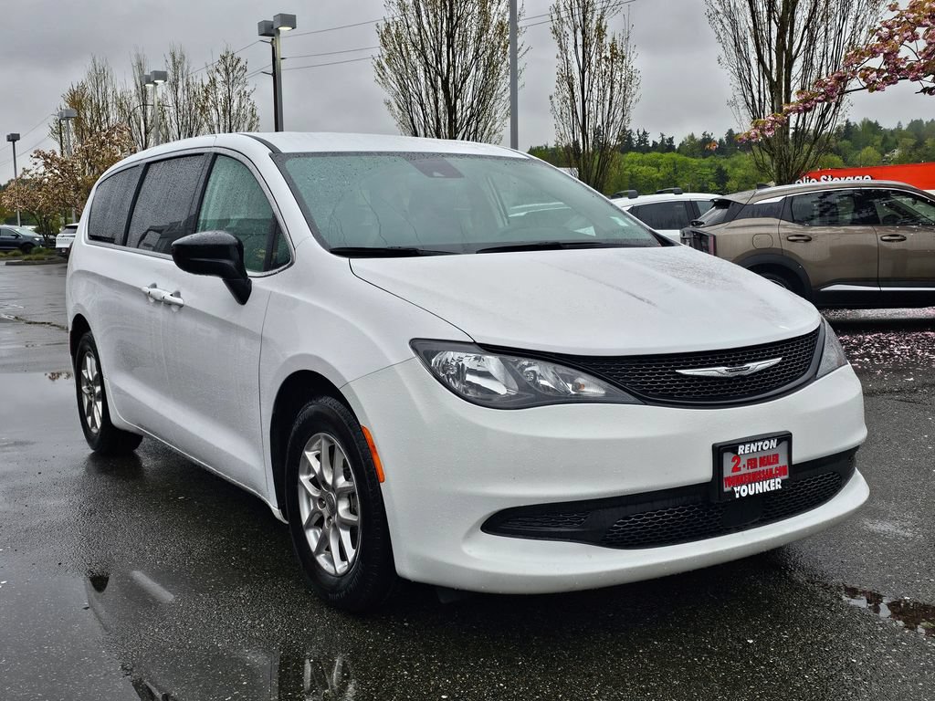 Used 2024 Chrysler Voyager LX FWD image 3
