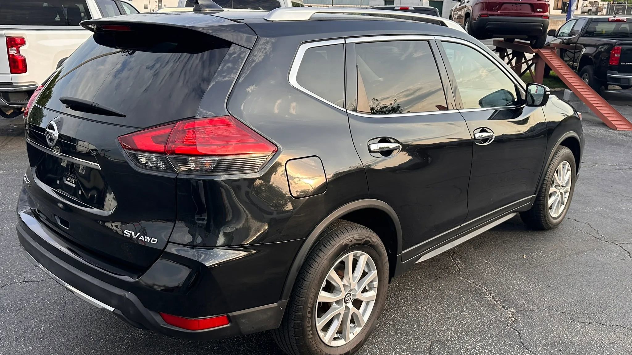 Used 2017 Nissan Rogue SV AWD/4WD image 5