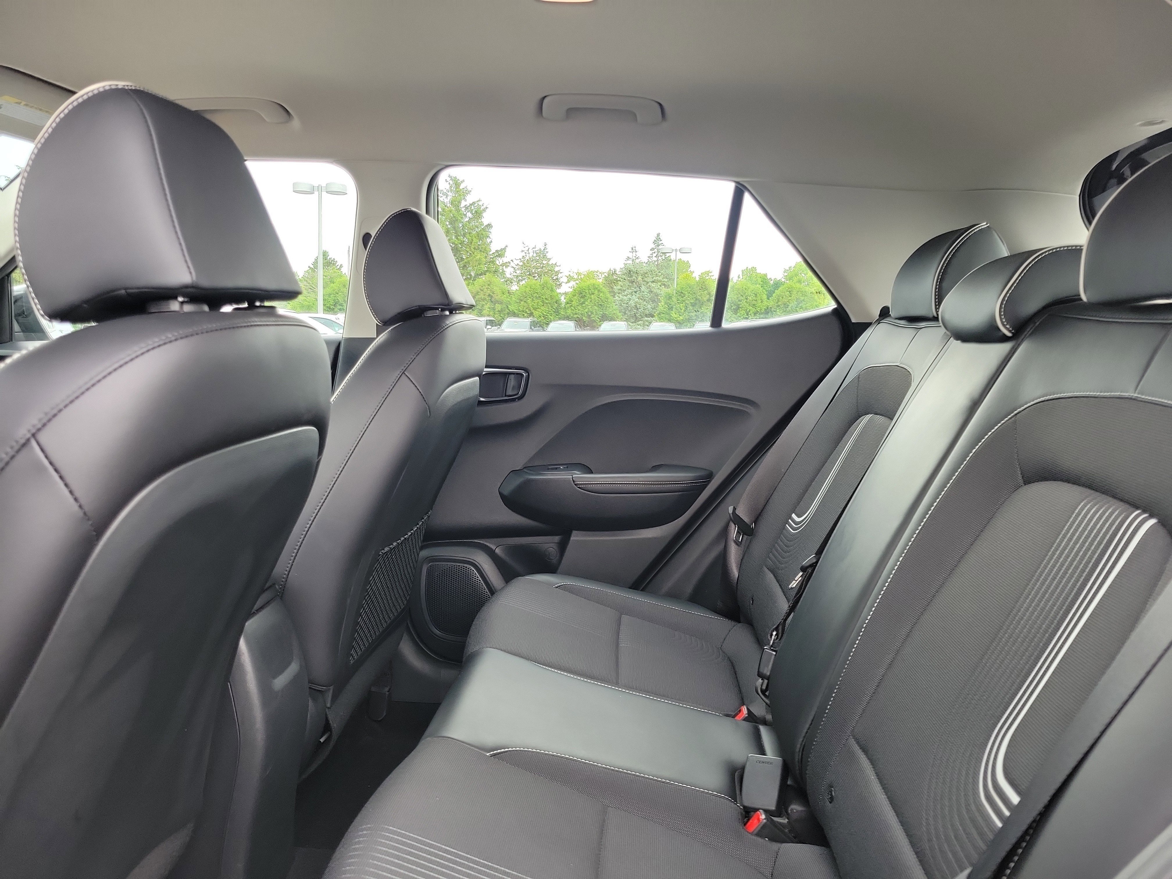 Used 2023 Hyundai Venue Limited FWD image 11