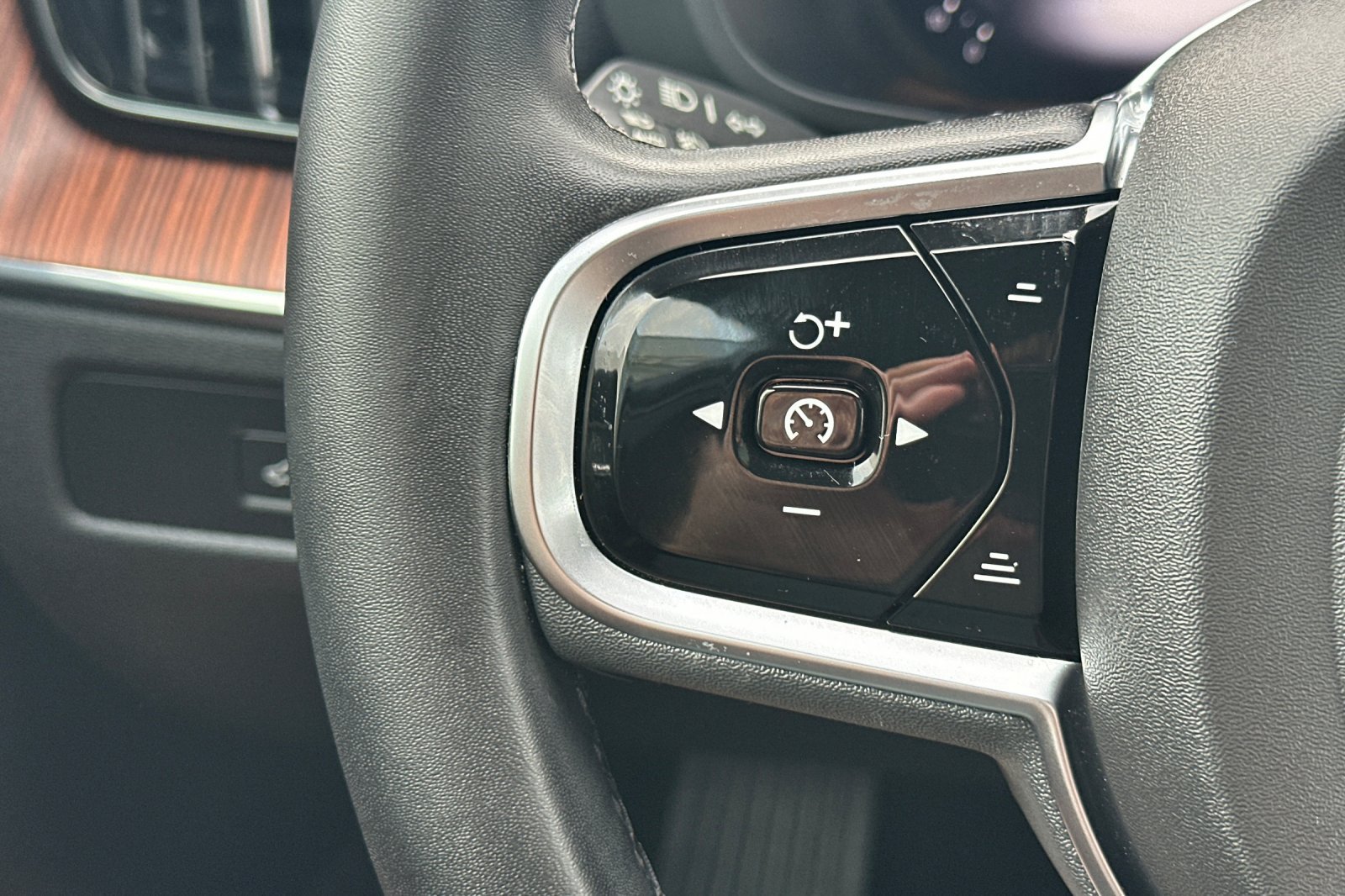 Used 2023 Volvo XC60 B5 Plus w/ Climate Package FWD image 28