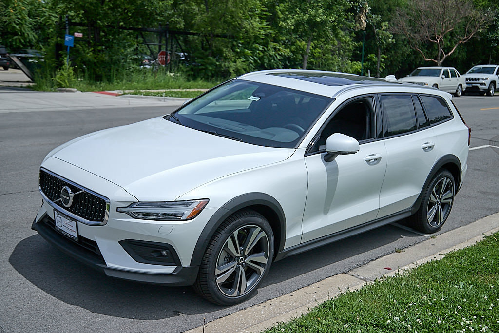 New 2026 Volvo V60 B5 Cross Country Plus w/ Climate Package AWD/4WD image 6