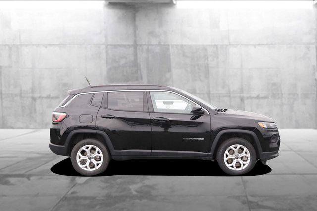Used 2025 Jeep Compass Latitude w/ Sun & Sound Group AWD/4WD image 5
