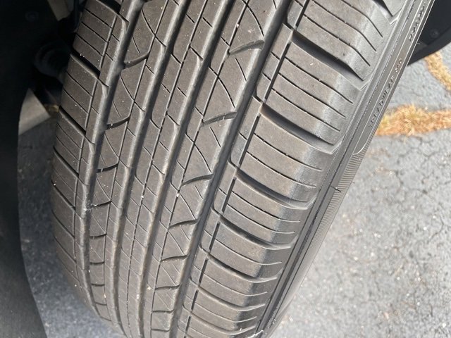 Used 2023 GMC Acadia SLT image 3