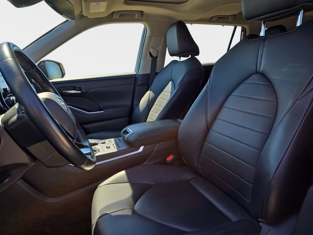 Used 2020 Toyota Highlander XLE AWD/4WD image 19
