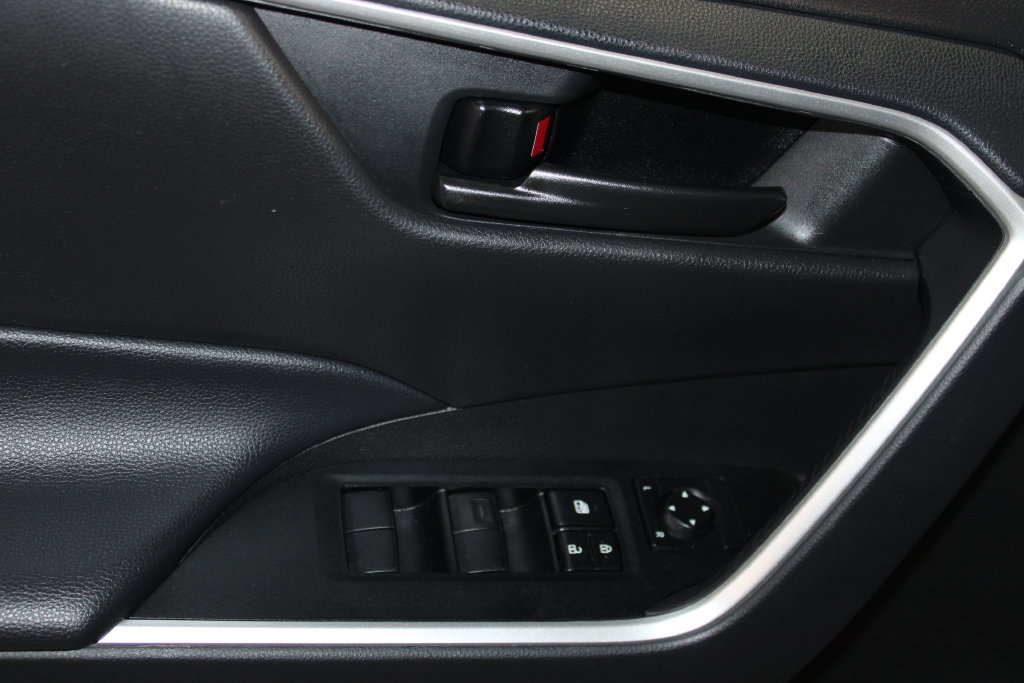 Used 2025 Toyota RAV4 LE AWD/4WD image 6