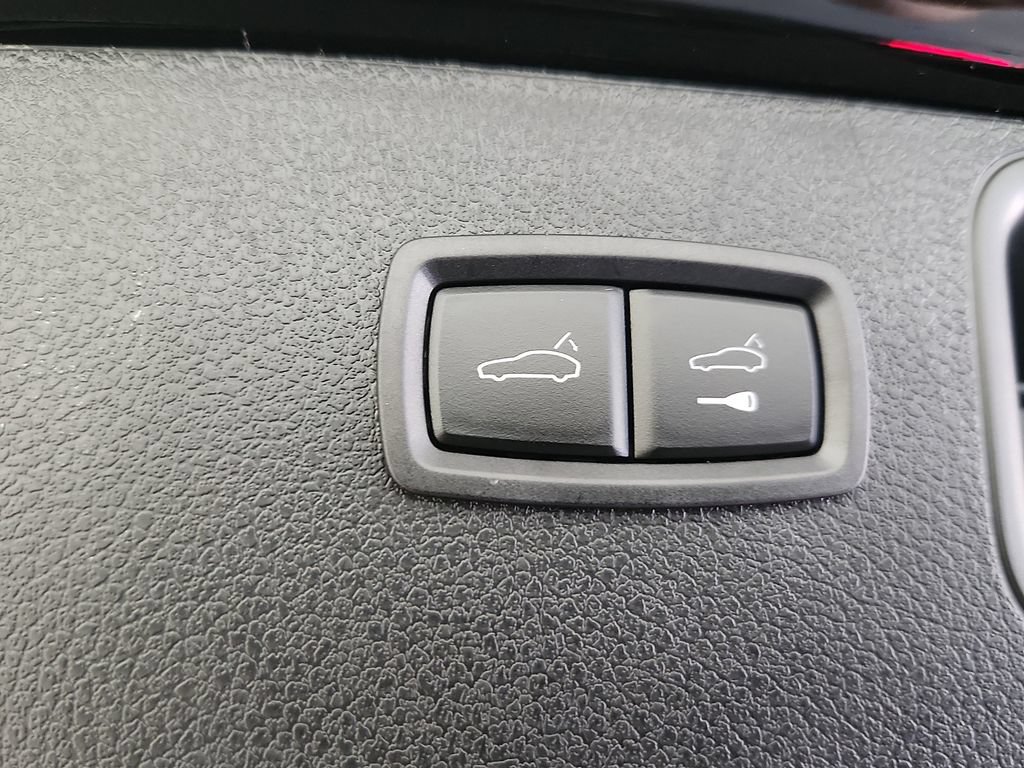 Certified 2026 Porsche Macan AWD/4WD image 30