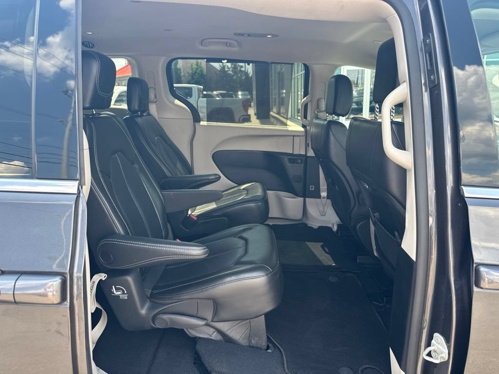 Used 2023 Chrysler Pacifica Touring-L FWD image 19