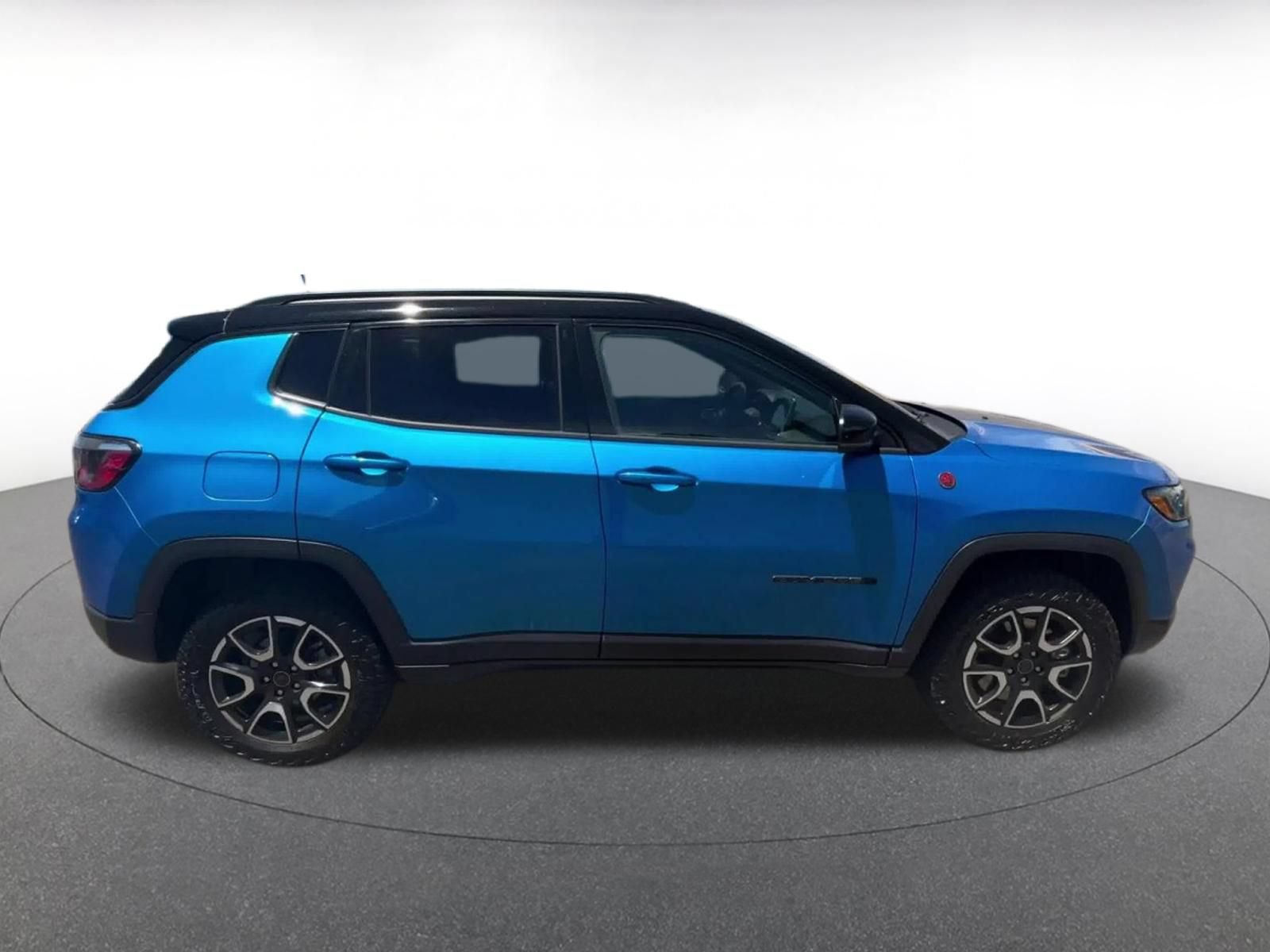 Used 2025 Jeep Compass Trailhawk AWD/4WD image 16