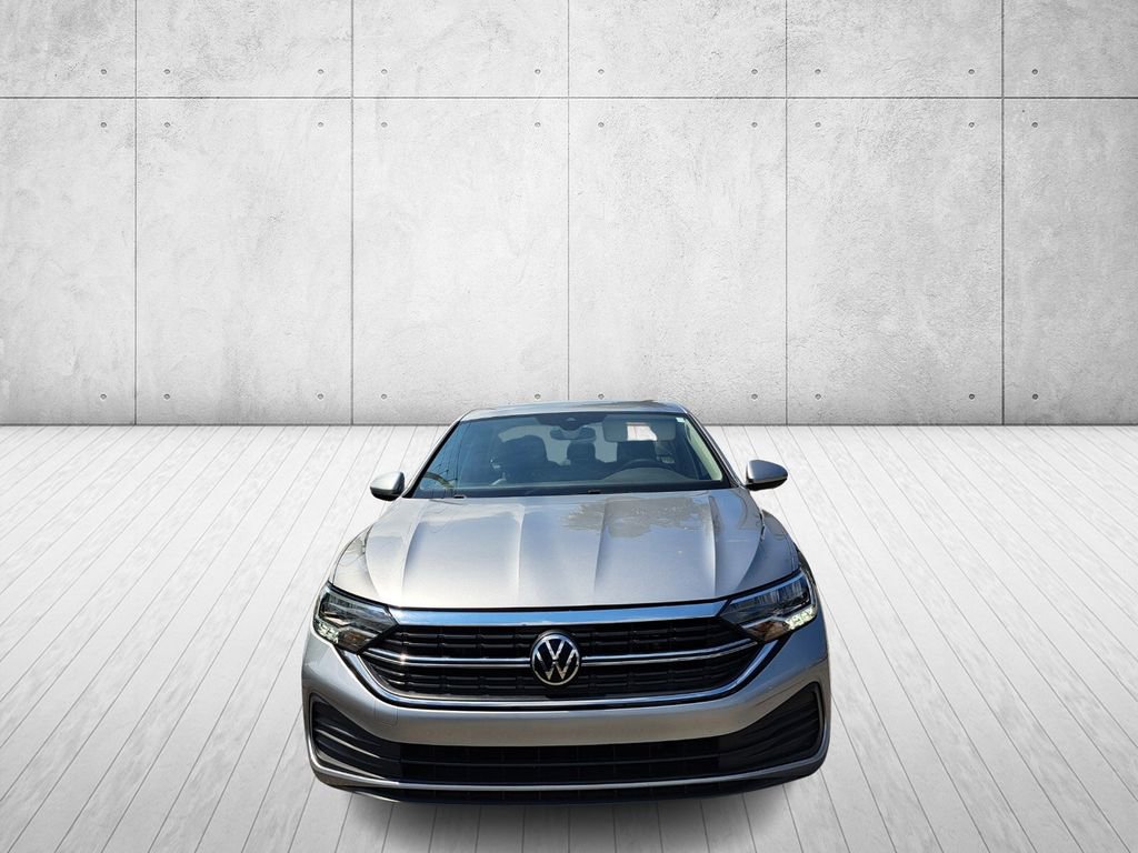Used 2024 Volkswagen Jetta SE image 2