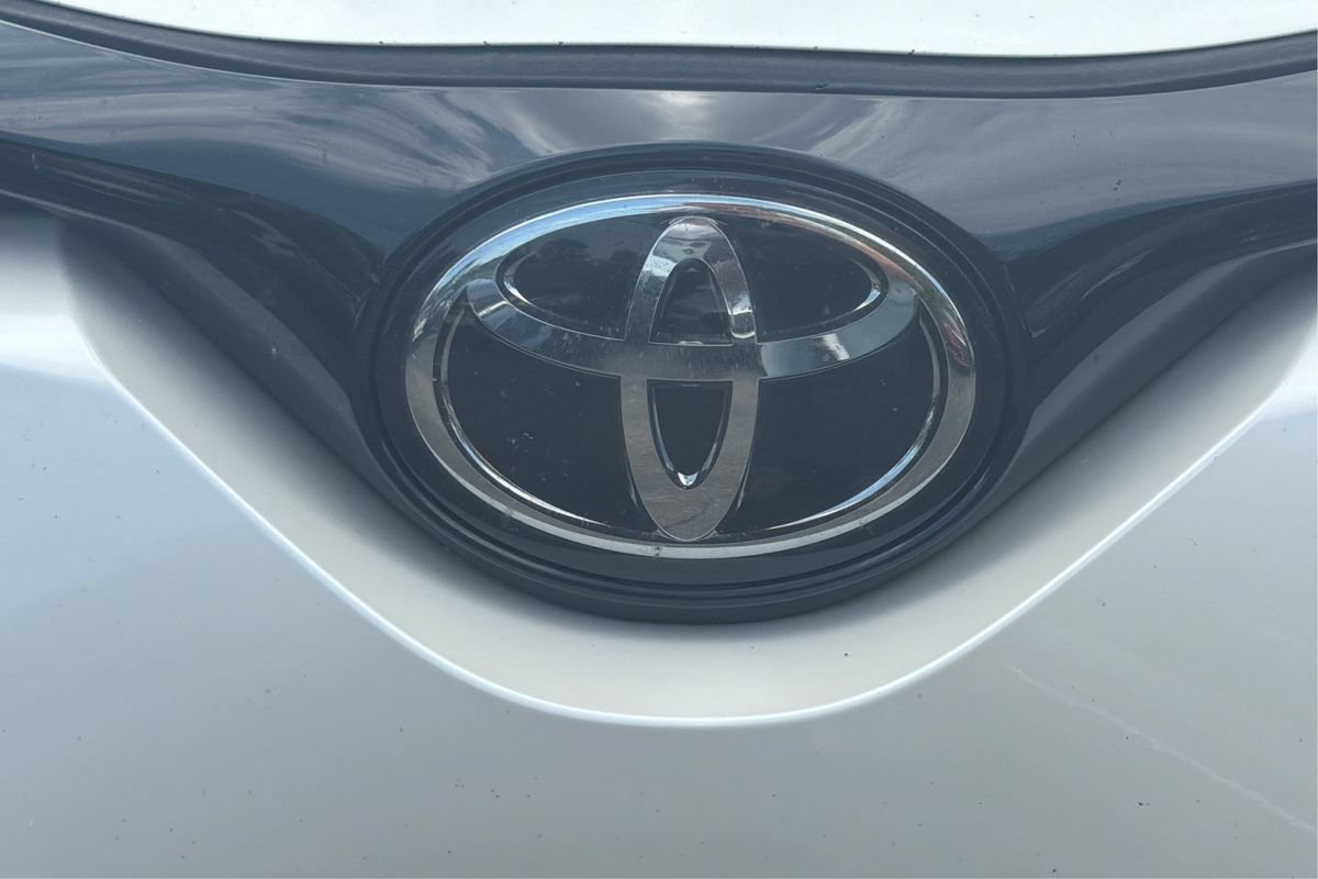 Used 2019 Toyota C-HR Limited FWD image 27