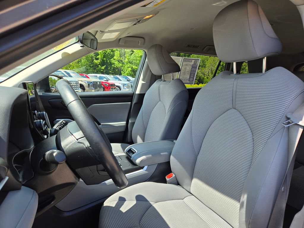 Used 2024 Toyota Highlander LE FWD image 13